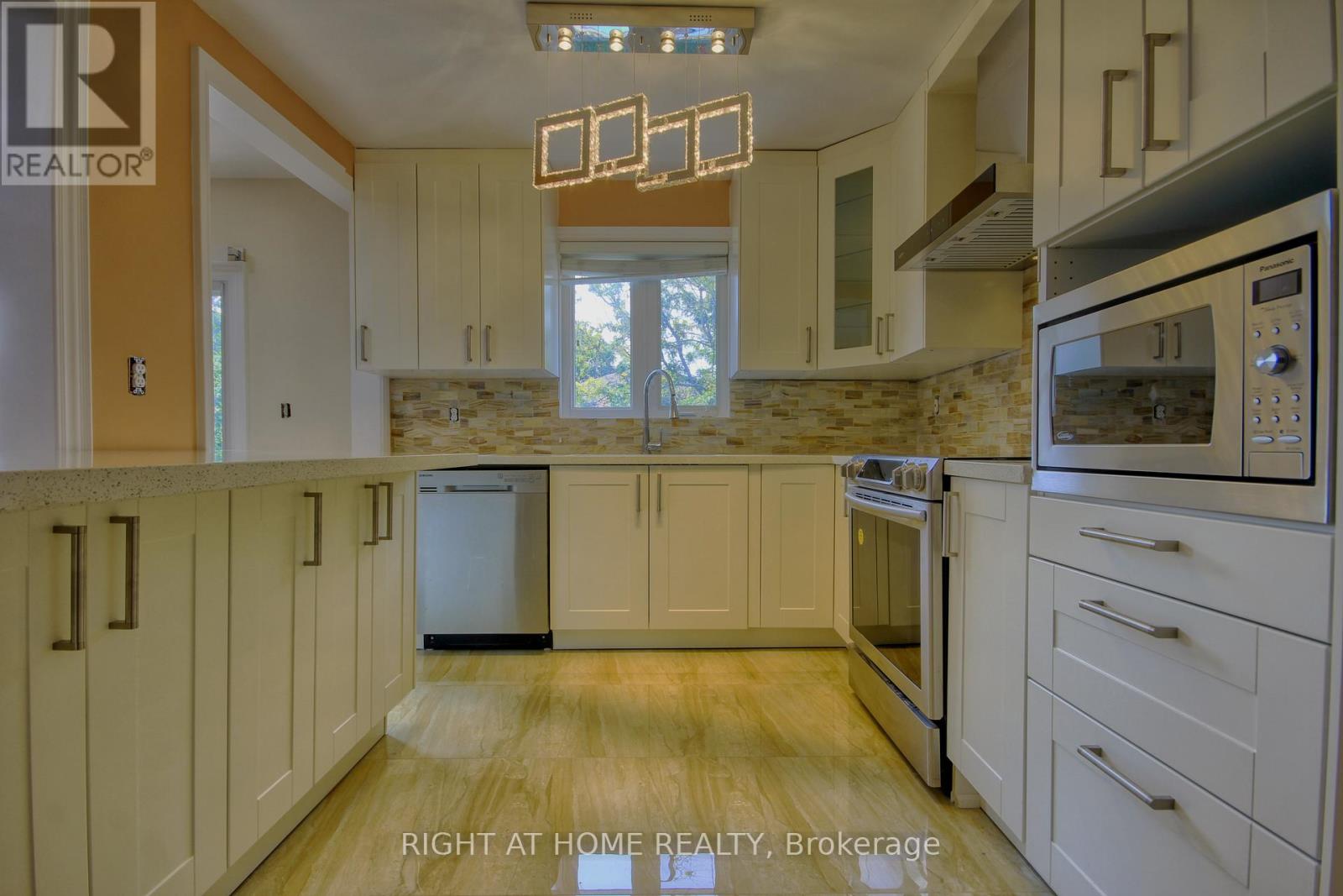 86 Howlett Avenue, Newmarket (Huron Heights-Leslie Valley), Ontario  L3Y 5S5 - Photo 14 - N12829470