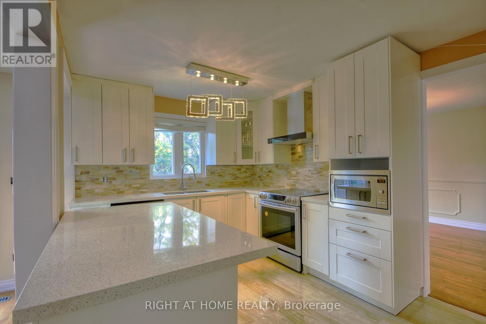 86 Howlett Avenue, Newmarket (Huron Heights-Leslie Valley), Ontario  L3Y 5S5 - Photo 15 - N12829470