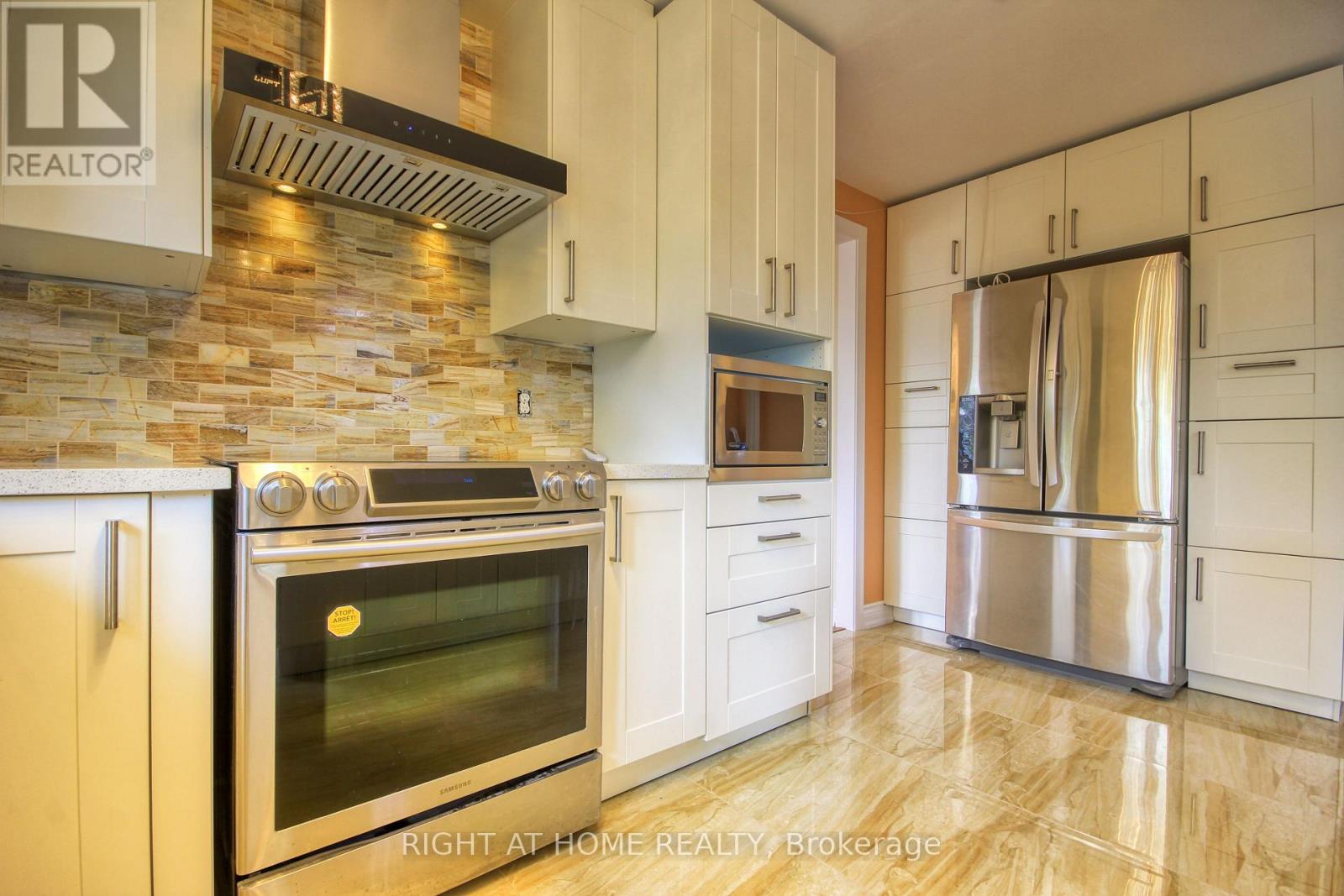 86 Howlett Avenue, Newmarket (Huron Heights-Leslie Valley), Ontario  L3Y 5S5 - Photo 16 - N12829470