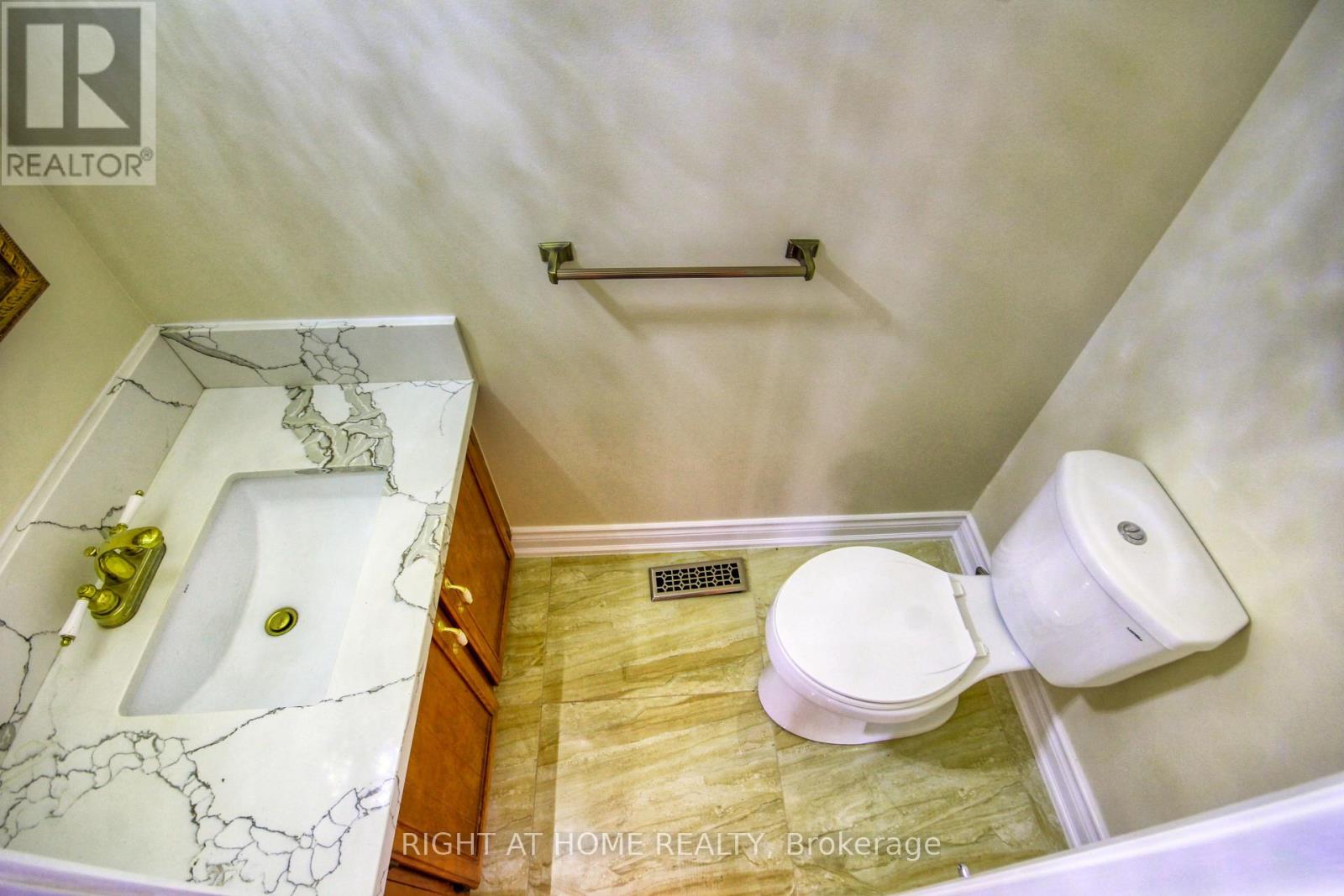 86 Howlett Avenue, Newmarket (Huron Heights-Leslie Valley), Ontario  L3Y 5S5 - Photo 18 - N12829470