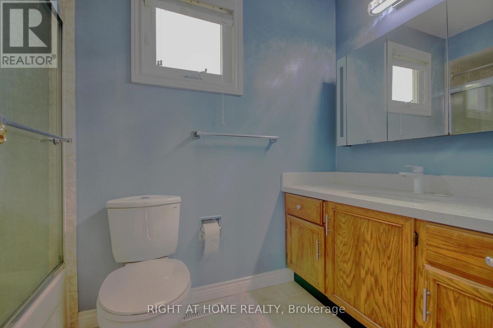 86 Howlett Avenue, Newmarket (Huron Heights-Leslie Valley), Ontario  L3Y 5S5 - Photo 21 - N12829470