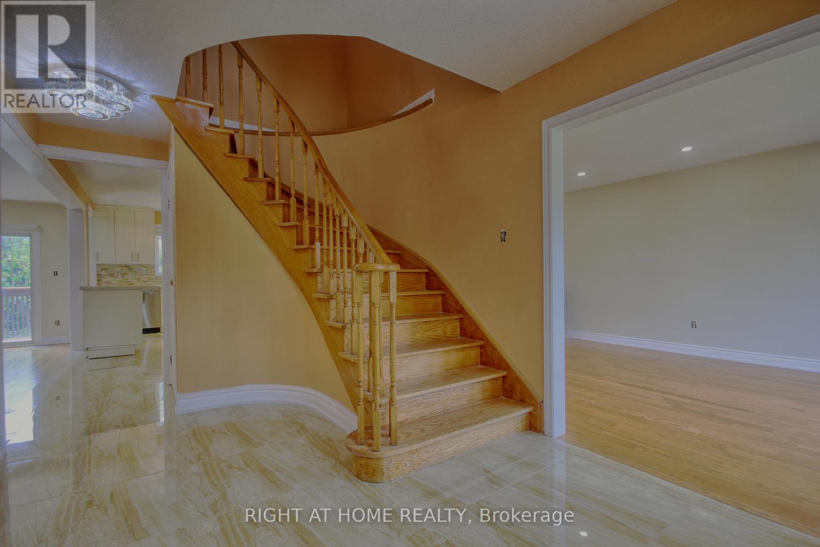 86 Howlett Avenue, Newmarket (Huron Heights-Leslie Valley), Ontario  L3Y 5S5 - Photo 3 - N12829470