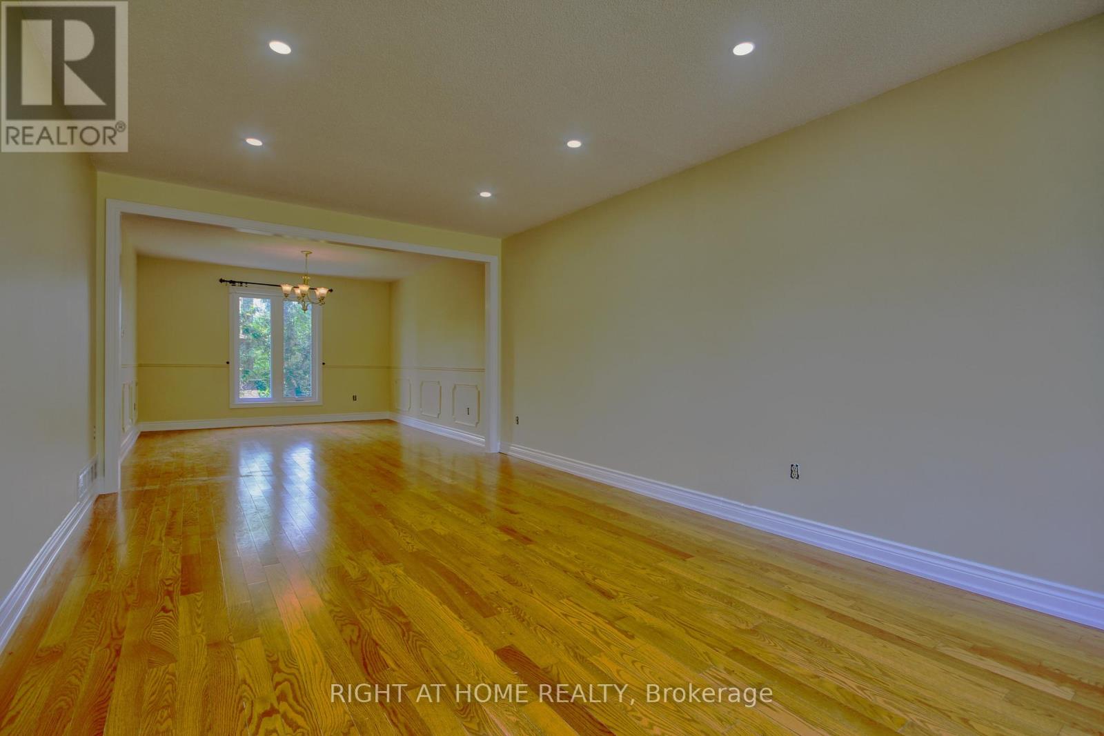 86 Howlett Avenue, Newmarket (Huron Heights-Leslie Valley), Ontario  L3Y 5S5 - Photo 4 - N12829470