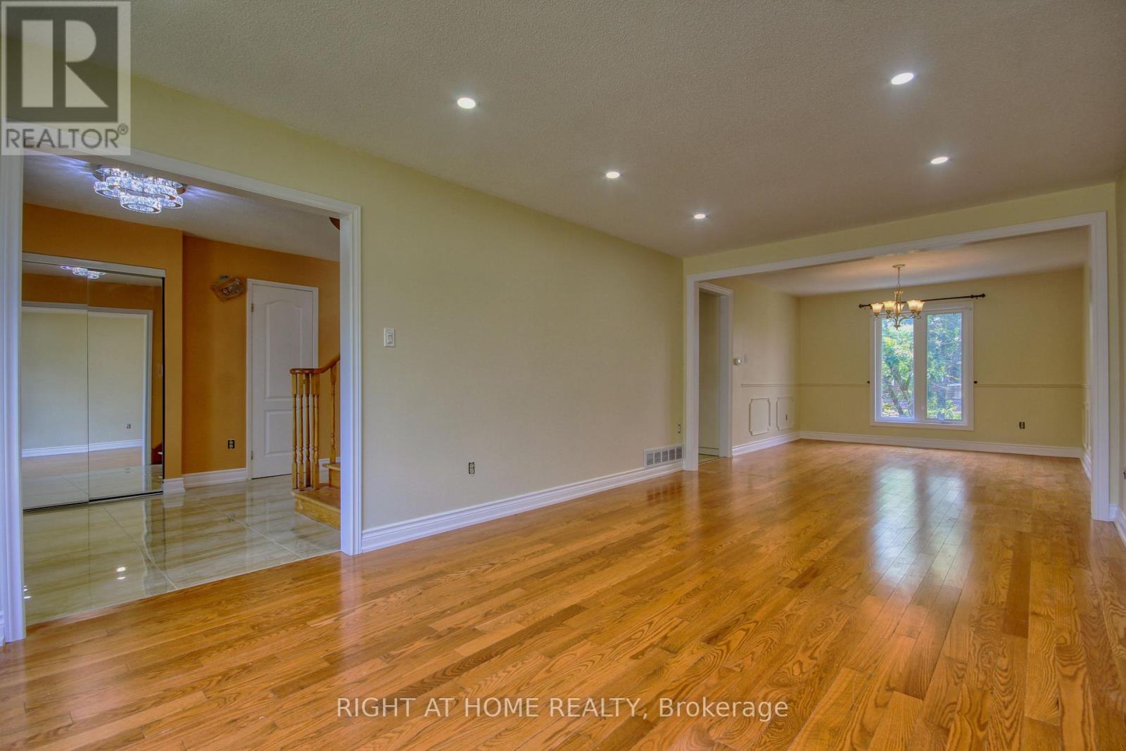 86 Howlett Avenue, Newmarket (Huron Heights-Leslie Valley), Ontario  L3Y 5S5 - Photo 5 - N12829470