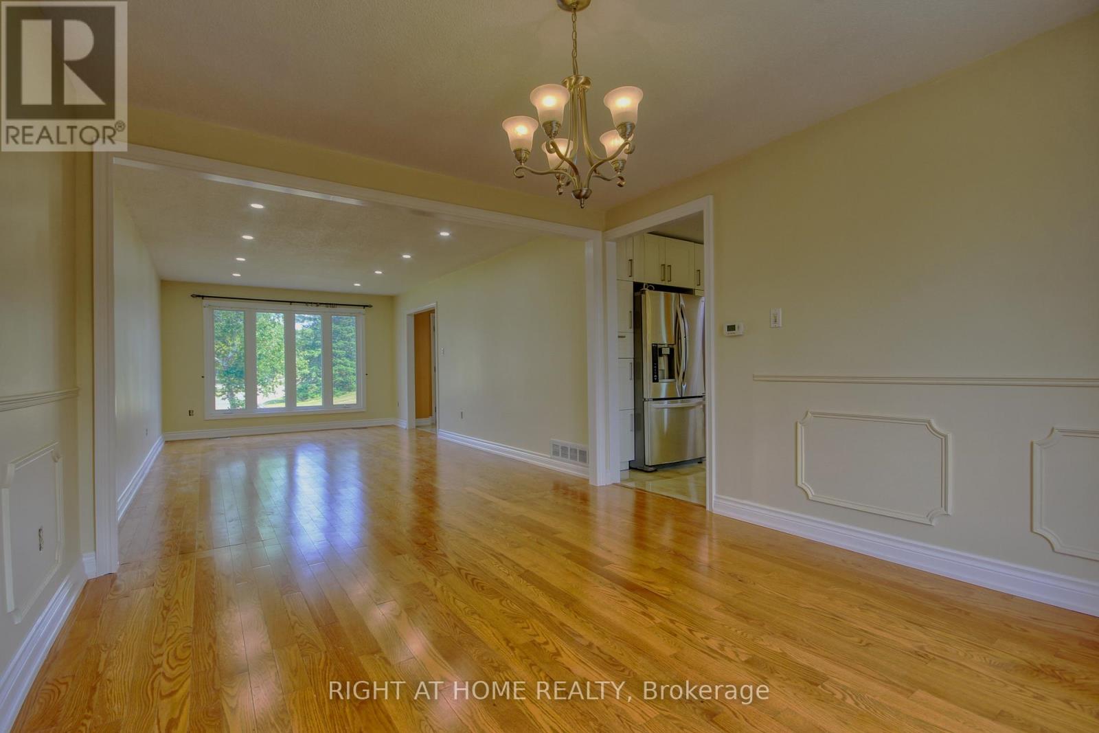 86 Howlett Avenue, Newmarket (Huron Heights-Leslie Valley), Ontario  L3Y 5S5 - Photo 7 - N12829470