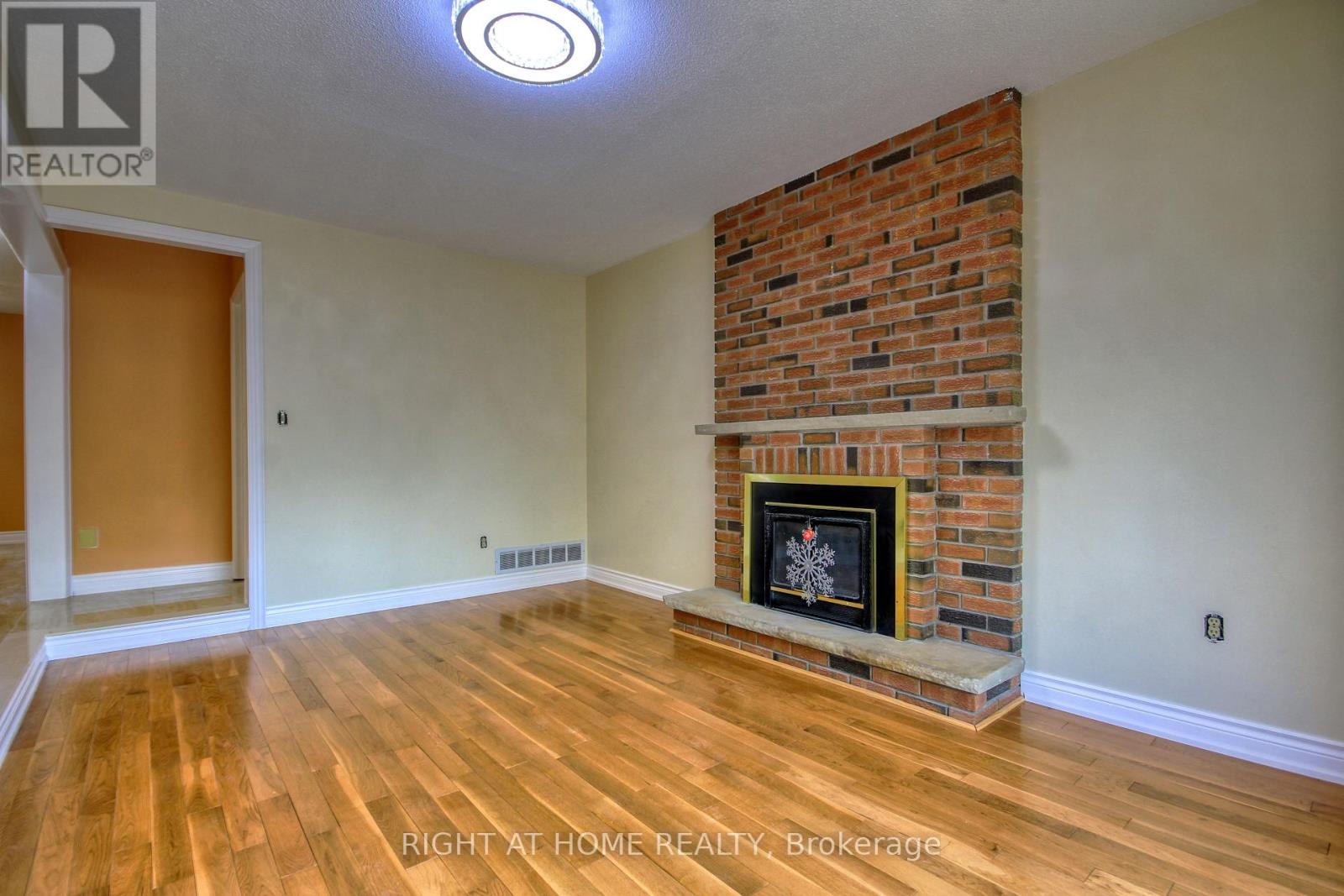 86 Howlett Avenue, Newmarket (Huron Heights-Leslie Valley), Ontario  L3Y 5S5 - Photo 9 - N12829470