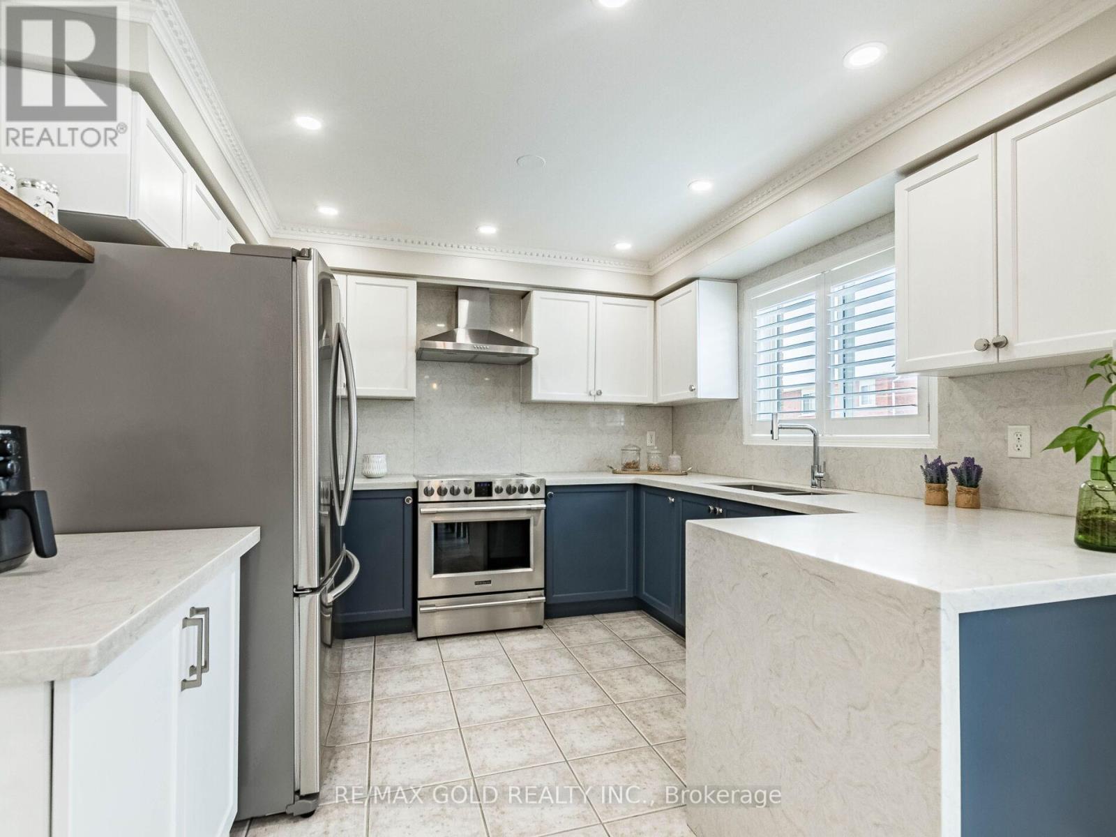 11 Allangrove Drive, Brampton, Ontario  L7A 2M4 - Photo 11 - W12829446