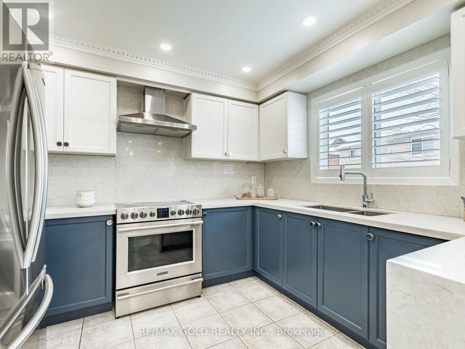 11 Allangrove Drive, Brampton, Ontario  L7A 2M4 - Photo 12 - W12829446