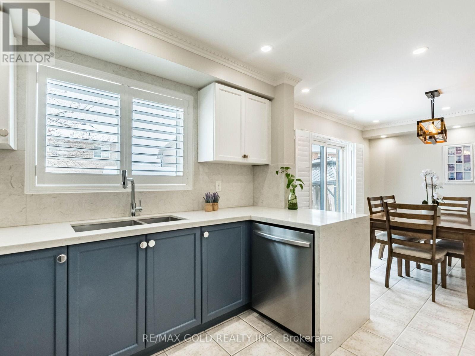 11 Allangrove Drive, Brampton, Ontario  L7A 2M4 - Photo 14 - W12829446