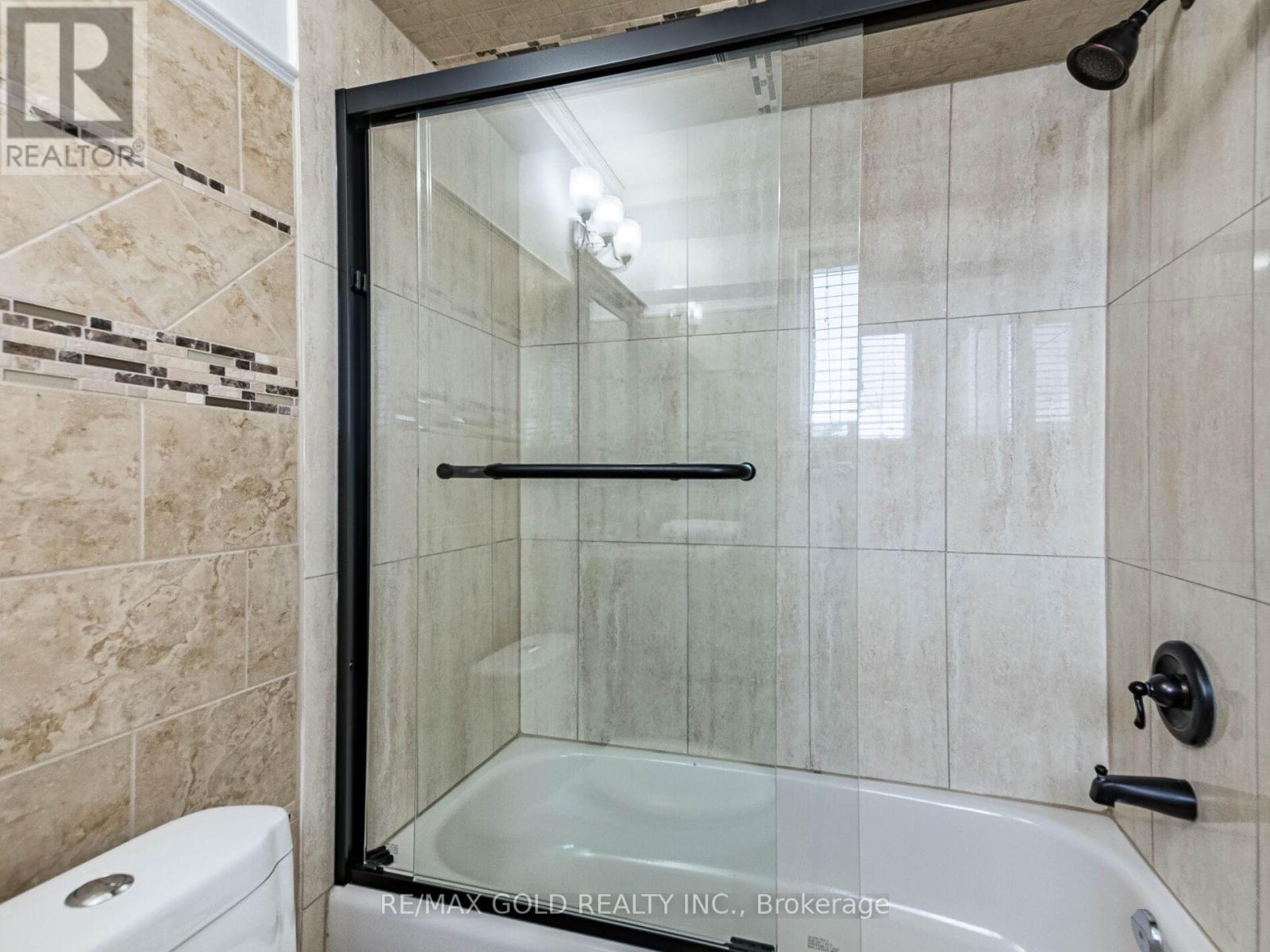 11 Allangrove Drive, Brampton, Ontario  L7A 2M4 - Photo 22 - W12829446