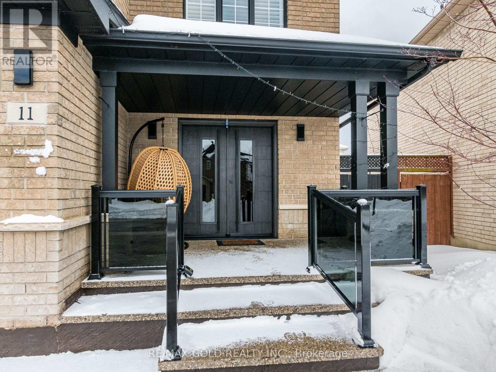 11 Allangrove Drive, Brampton, Ontario  L7A 2M4 - Photo 4 - W12829446