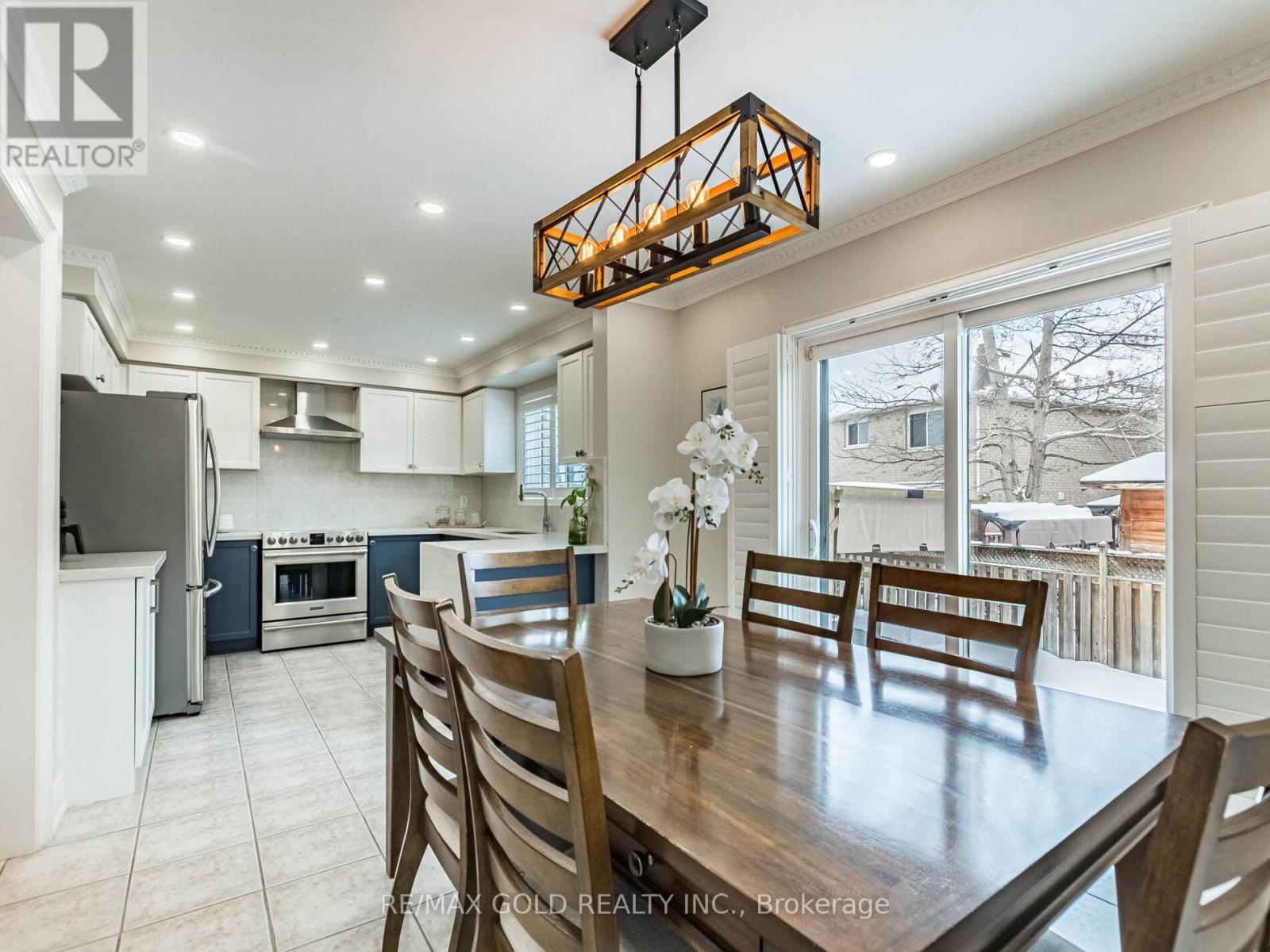 11 Allangrove Drive, Brampton, Ontario  L7A 2M4 - Photo 9 - W12829446