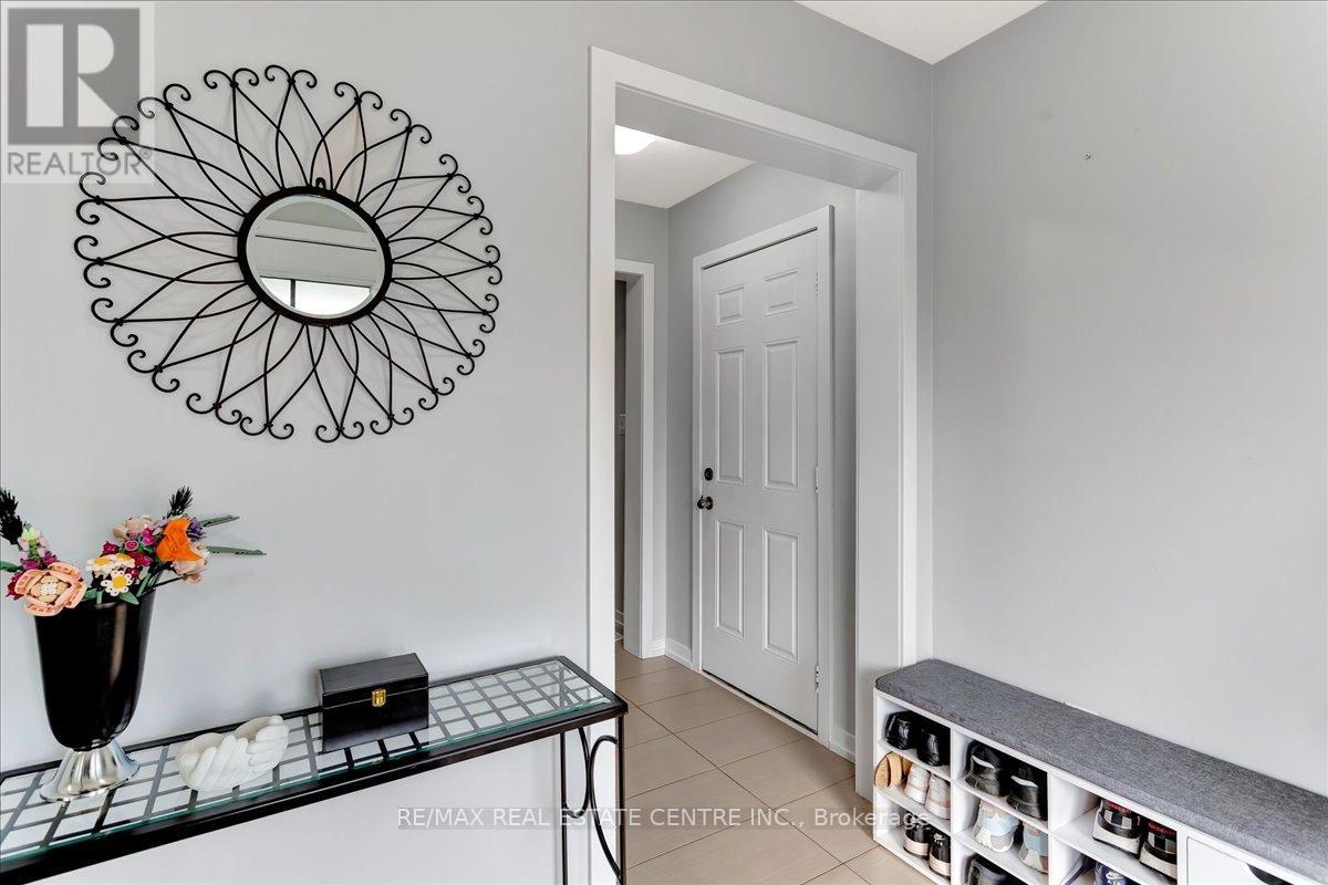 30 Scarletwood Street, Hamilton, Ontario  L8J 0K8 - Photo 3 - X12829442