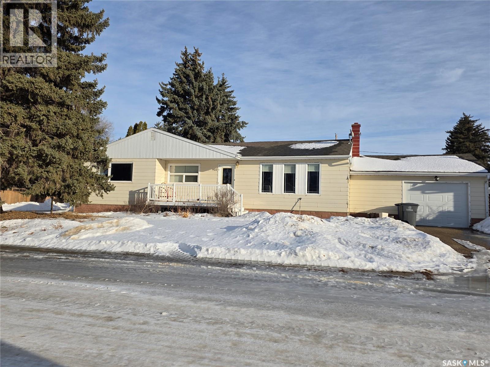 403 Thomson Street, Outlook, Saskatchewan  S0L 2N0 - Photo 2 - SK029228