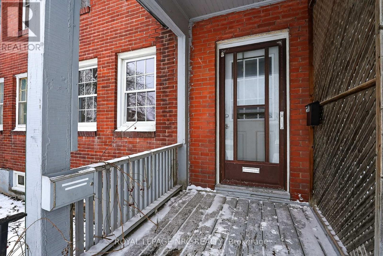 221 Lincoln Street, Welland, Ontario  L3B 4M8 - Photo 2 - X12829514