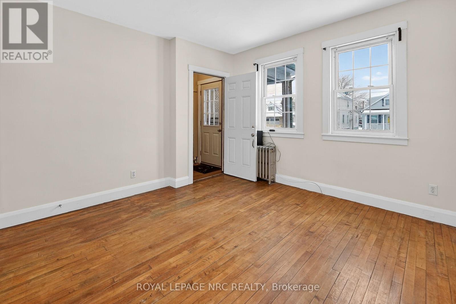 221 Lincoln Street, Welland, Ontario  L3B 4M8 - Photo 3 - X12829514