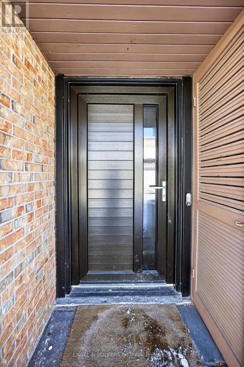 8 - 251 Bruyere Street, Ottawa, Ontario  K1N 5E5 - Photo 3 - X12661382