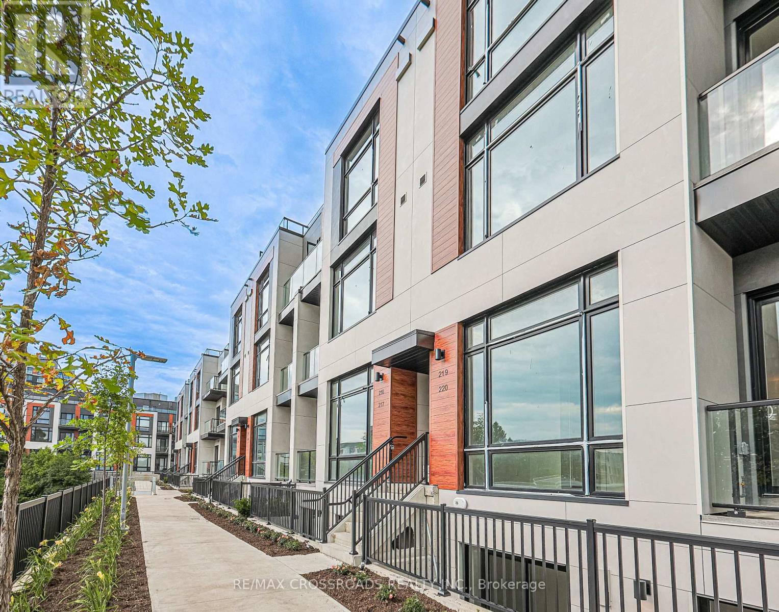 218 - 8 Steckley House Lane, Richmond Hill, Ontario  L4S 0N1 - Photo 2 - N12829496