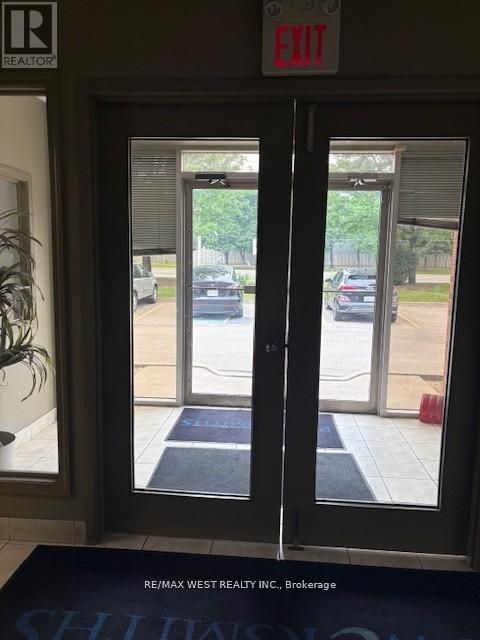 10 Devon Road, Brampton, Ontario  L6T 5B5 - Photo 4 - W12829518