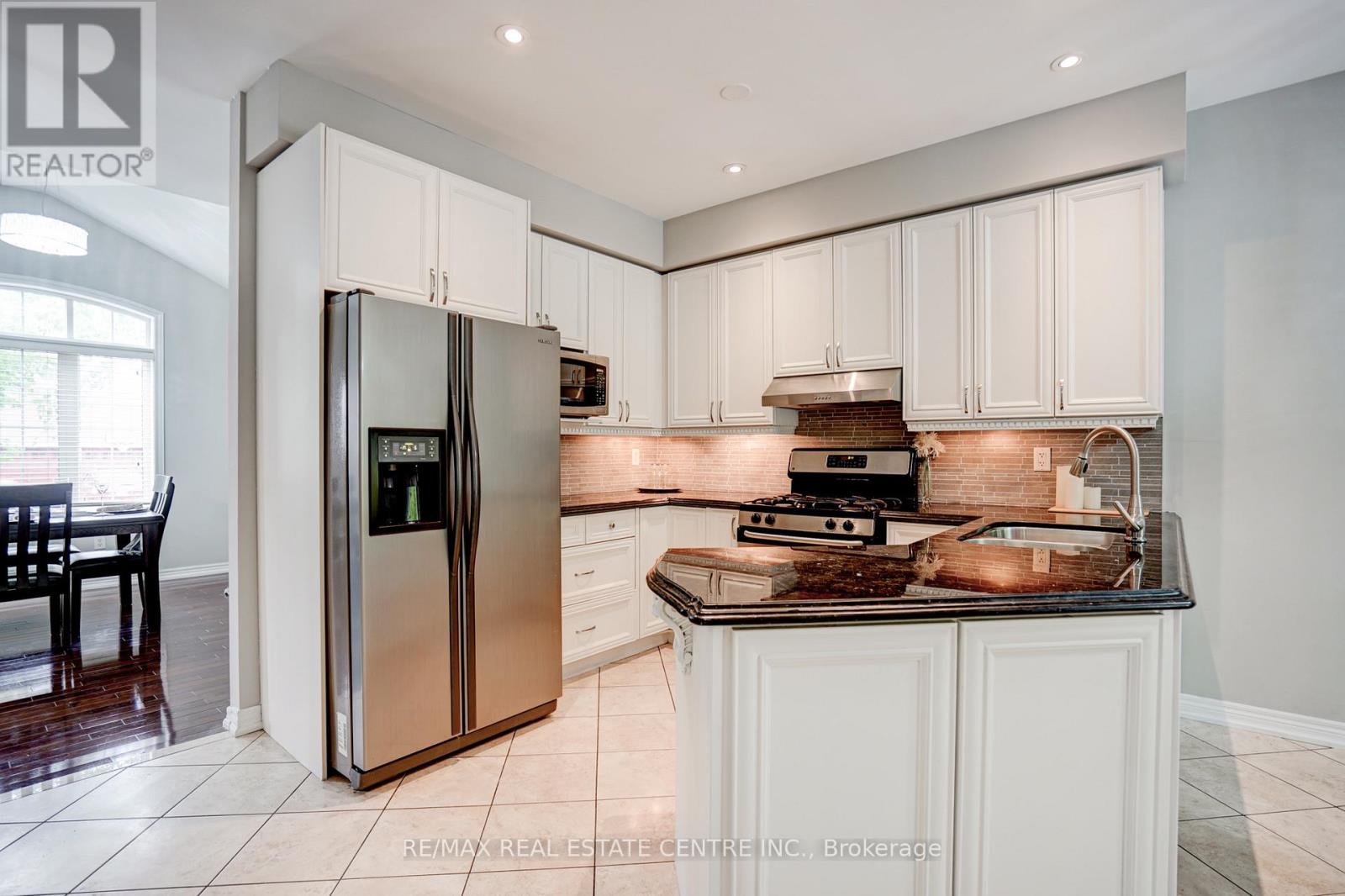 148 Bonistel Crescent, Brampton, Ontario  L7A 3H1 - Photo 11 - W12825040