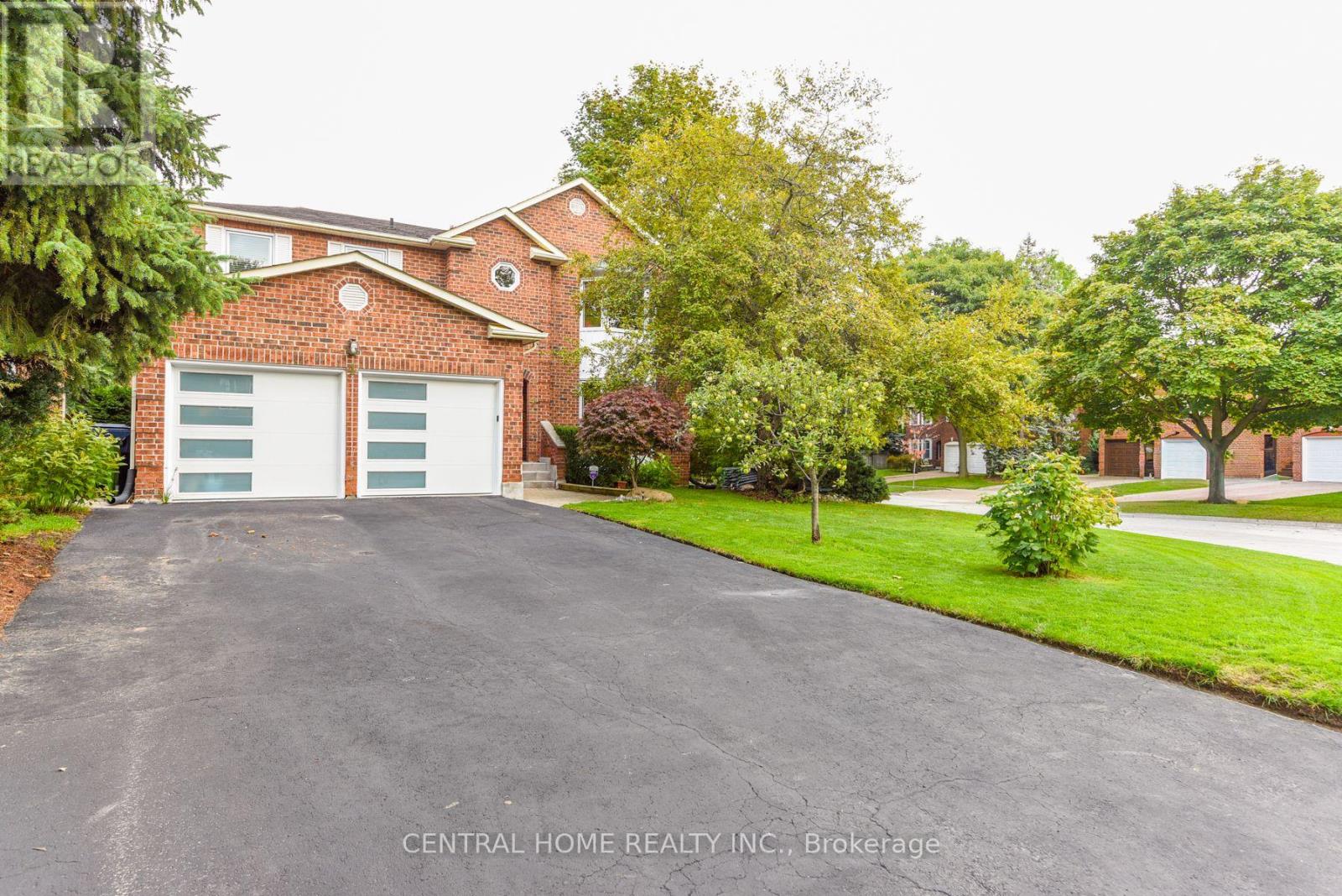 4 ROBALDON ROAD, Toronto, Ontario
