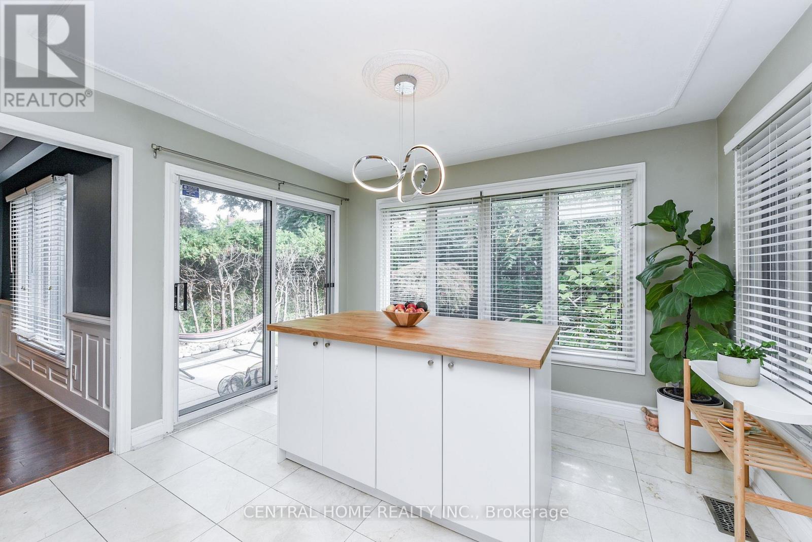 4 Robaldon Road, Toronto, Ontario  M9A 5A7 - Photo 12 - W12829580