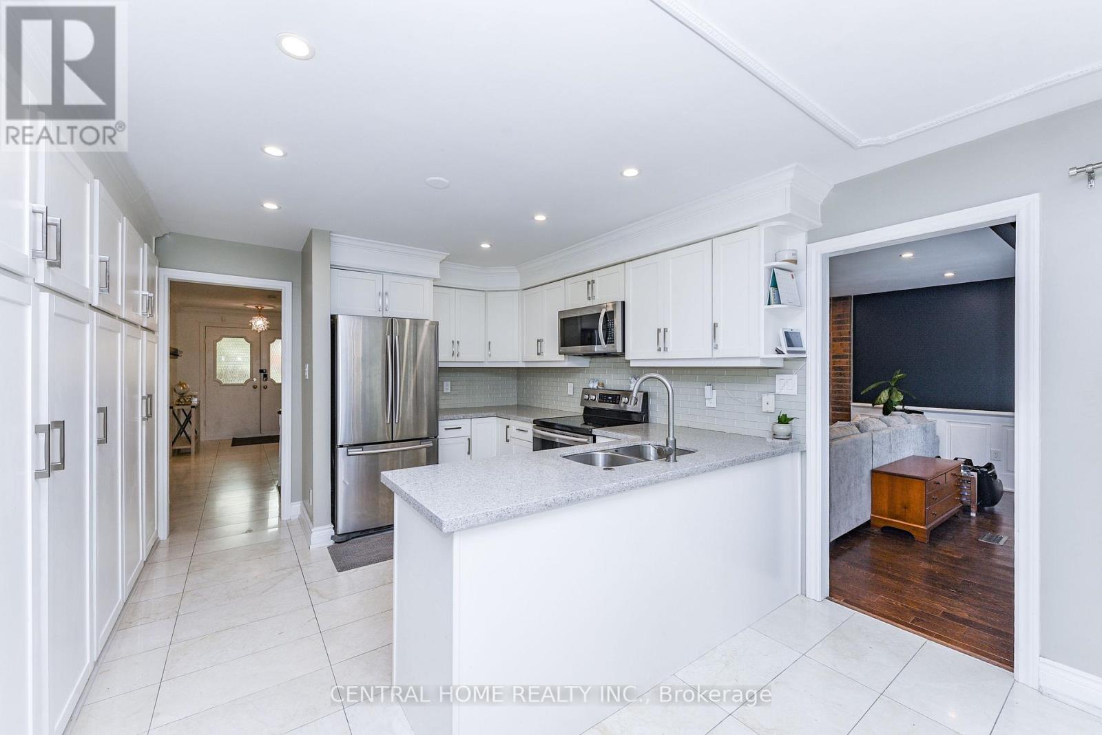 4 Robaldon Road, Toronto, Ontario  M9A 5A7 - Photo 15 - W12829580