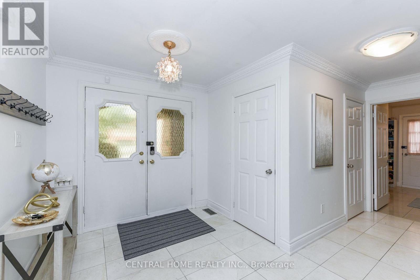 4 Robaldon Road, Toronto, Ontario  M9A 5A7 - Photo 5 - W12829580