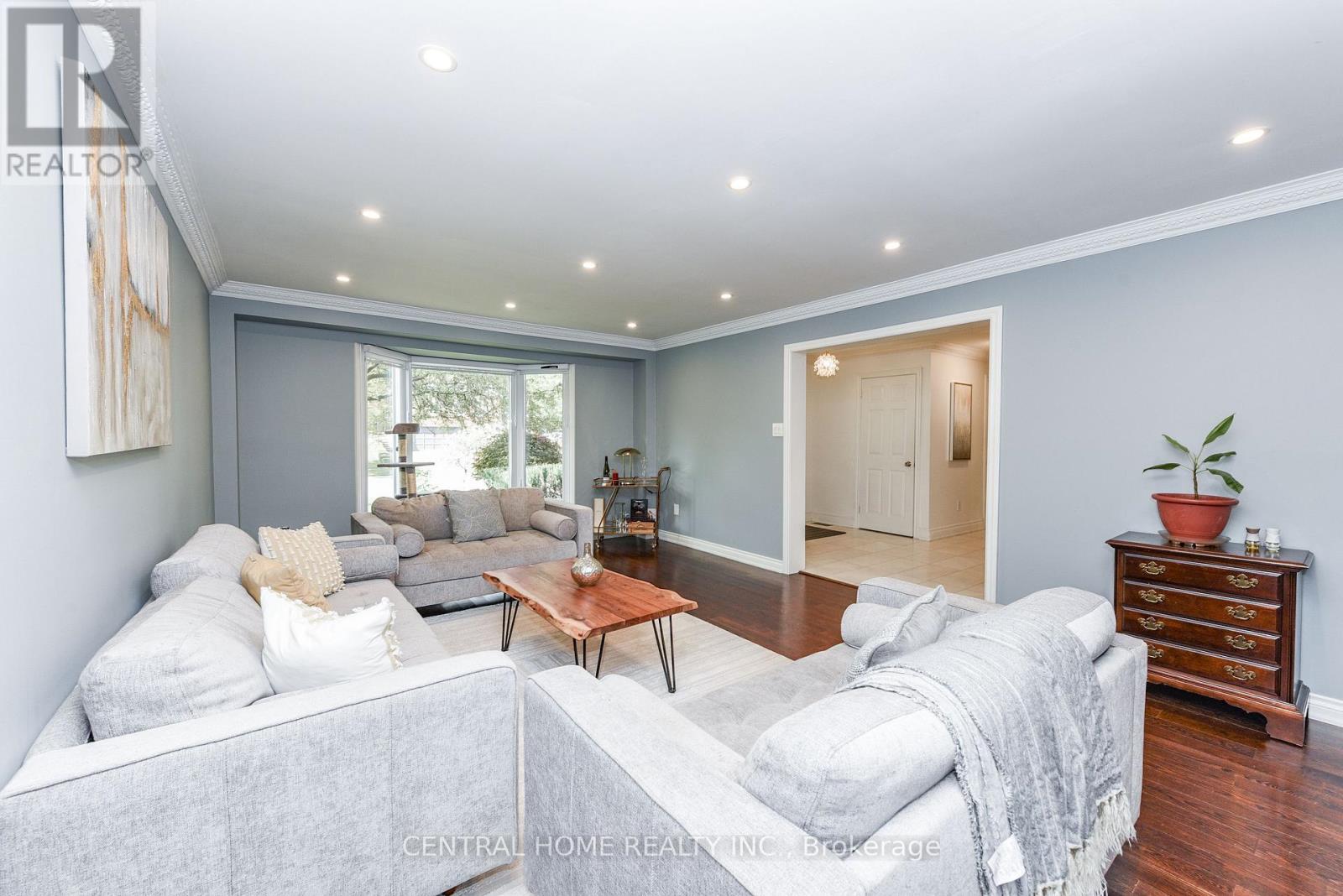 4 Robaldon Road, Toronto, Ontario  M9A 5A7 - Photo 8 - W12829580