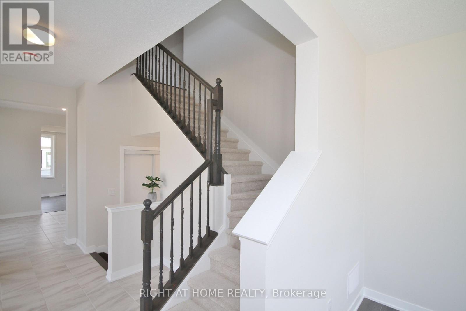 201 Billrian Crescent, Ottawa, Ontario K2S 3A6 - Photo 18 - X12829634