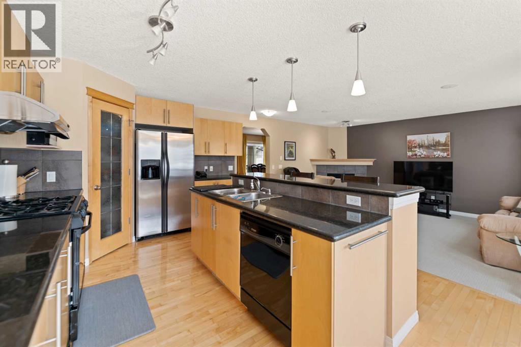 43 Cougarstone Court Sw, Calgary, Alberta  T3H 5R3 - Photo 4 - A2288895