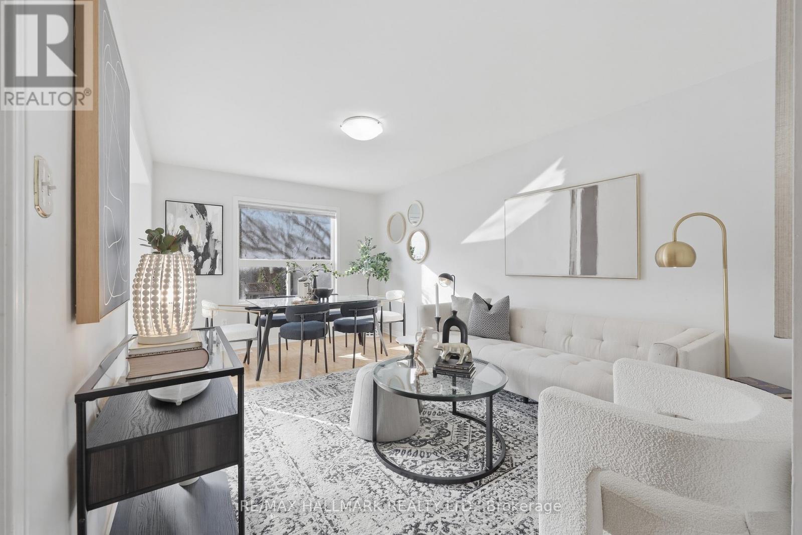 10 Ferris Street, Richmond Hill, Ontario  L4B 4K6 - Photo 3 - N12829680