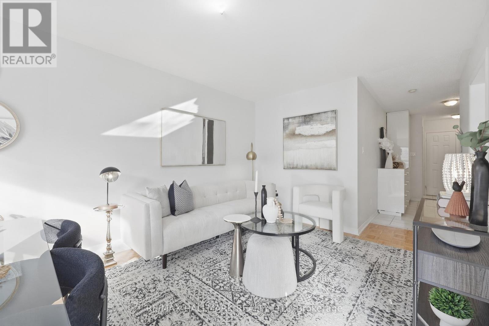 10 Ferris Street, Richmond Hill, Ontario  L4B 4K6 - Photo 6 - N12829680