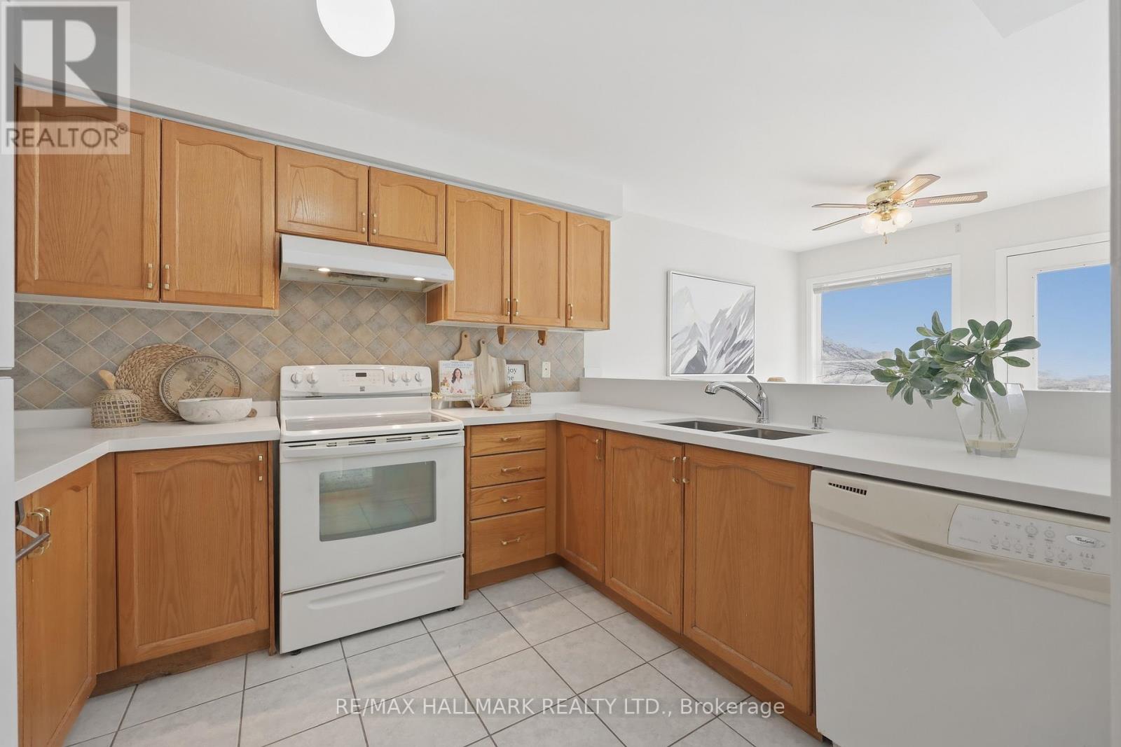 10 Ferris Street, Richmond Hill, Ontario  L4B 4K6 - Photo 7 - N12829680