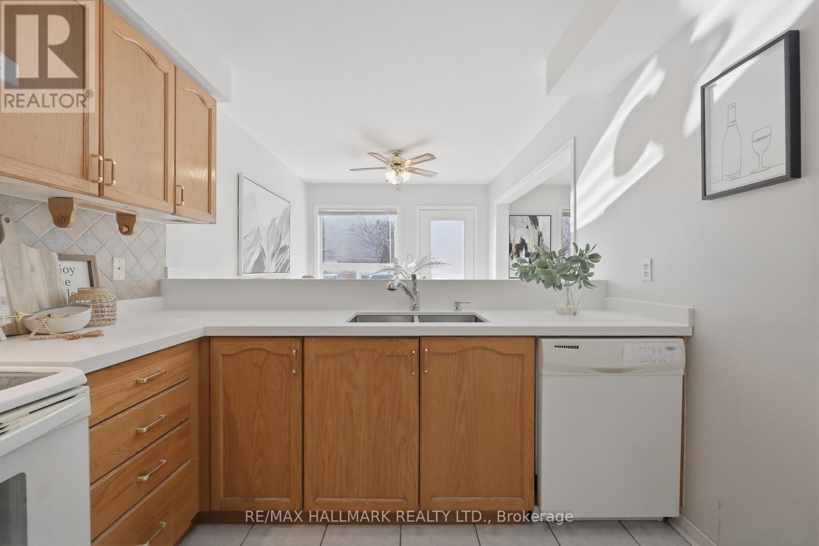 10 Ferris Street, Richmond Hill, Ontario  L4B 4K6 - Photo 8 - N12829680