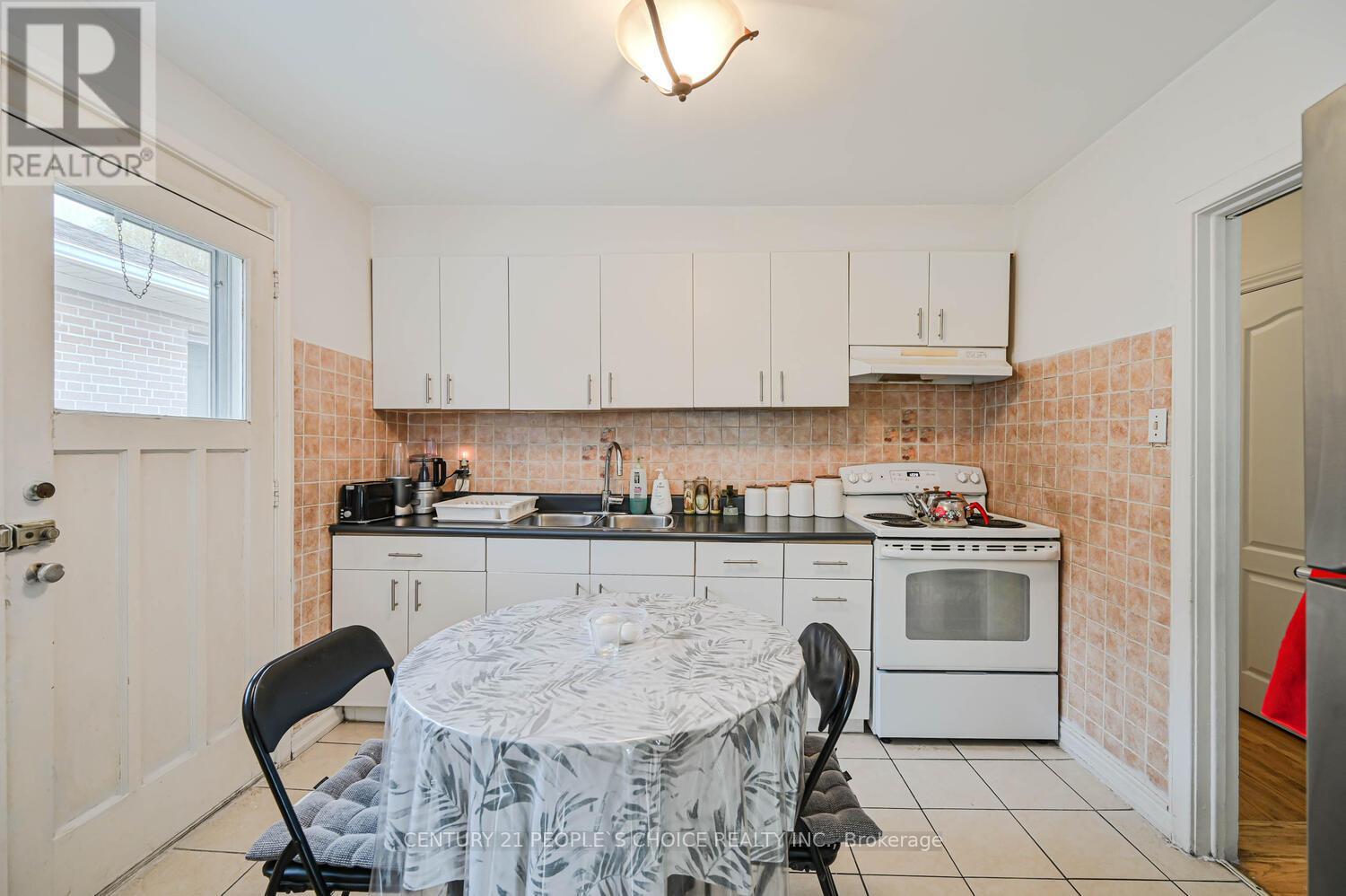 196 Taysham Crescent, Toronto, Ontario  M9V 1X7 - Photo 17 - W12825226