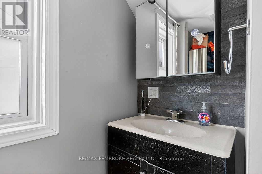 241 Forced Road, Pembroke, Ontario  K8A 5J3 - Photo 17 - X12829746