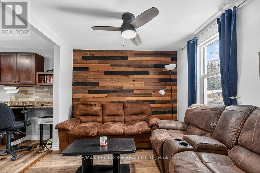 241 Forced Road, Pembroke, Ontario  K8A 5J3 - Photo 4 - X12829746