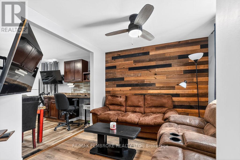 241 Forced Road, Pembroke, Ontario  K8A 5J3 - Photo 5 - X12829746