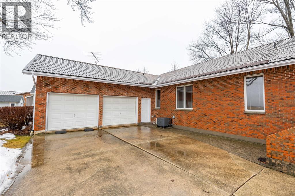 3306 St Clair Parkway, Sombra, Ontario  N0P 2H0 - Photo 6 - 26004162