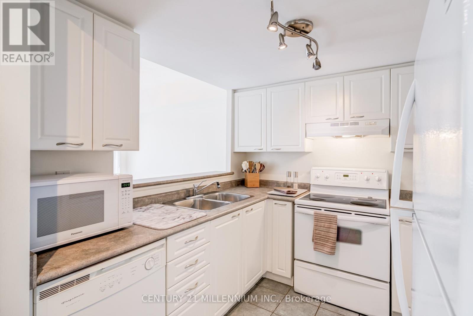 617 - 1000 Cedarglen Gate, Mississauga, Ontario  L5C 3Z5 - Photo 2 - W12829800