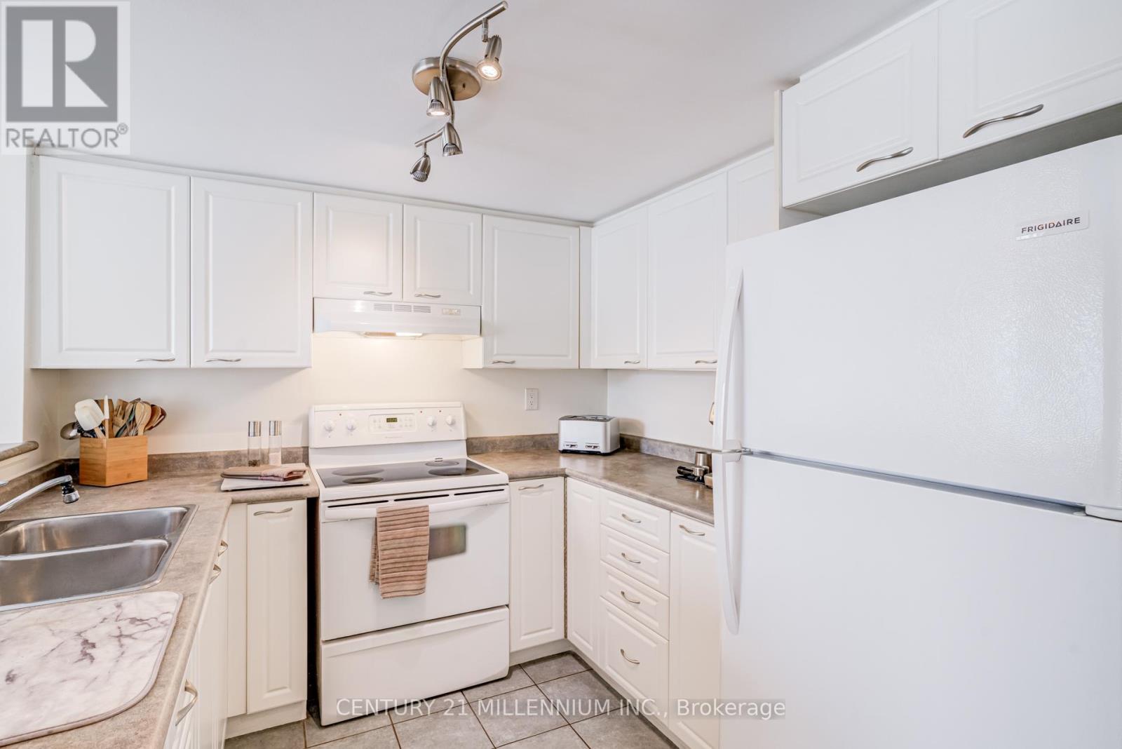 617 - 1000 Cedarglen Gate, Mississauga, Ontario  L5C 3Z5 - Photo 3 - W12829800