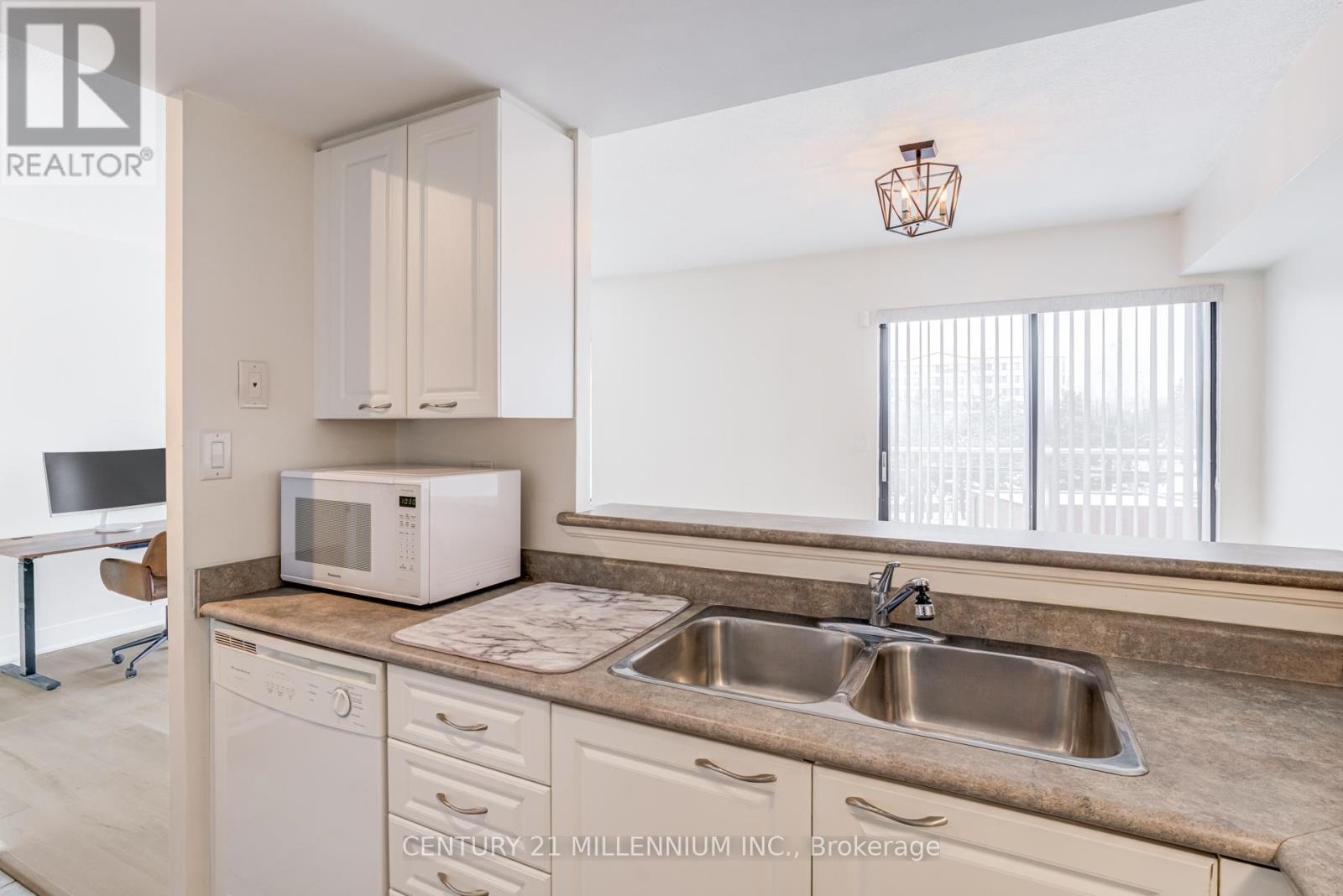 617 - 1000 Cedarglen Gate, Mississauga, Ontario  L5C 3Z5 - Photo 4 - W12829800