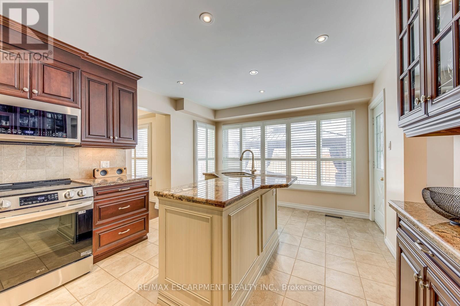 2223 Vista Drive, Burlington, Ontario  L7M 3N5 - Photo 17 - W12829810