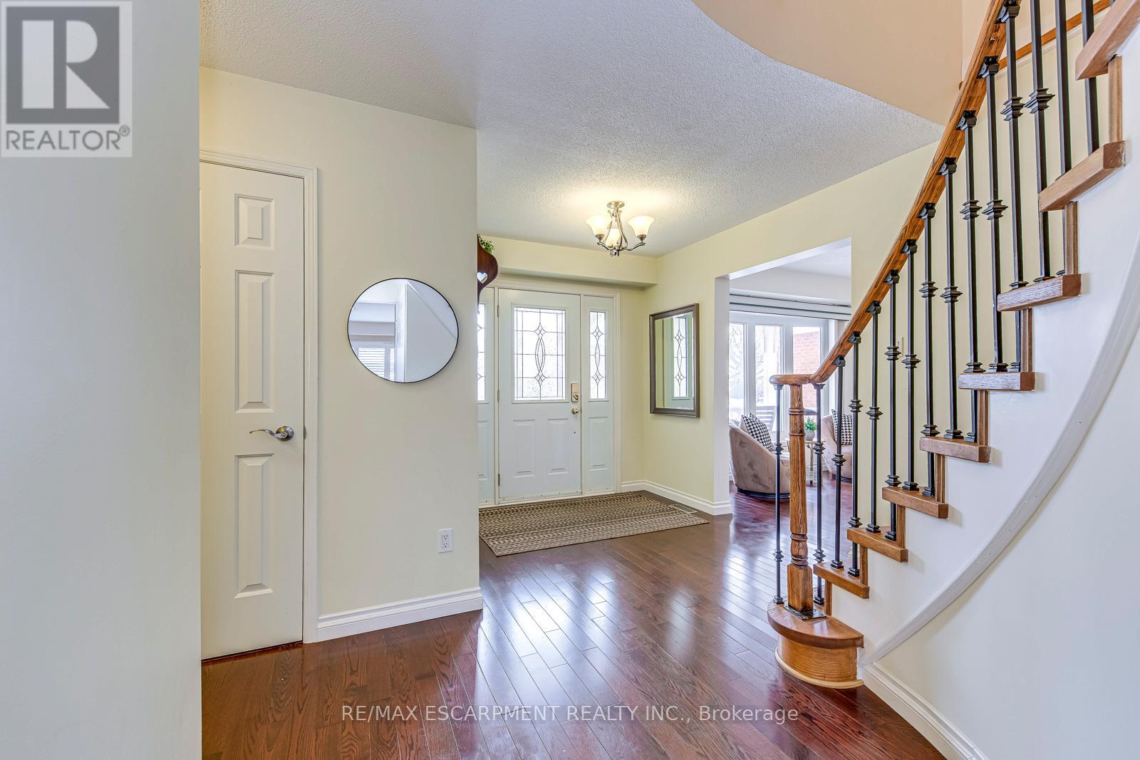 2223 Vista Drive, Burlington, Ontario  L7M 3N5 - Photo 5 - W12829810