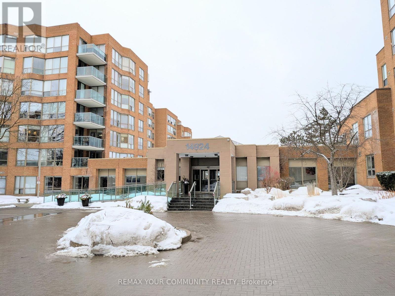 305 - 14924 YONGE STREET, Aurora, Ontario