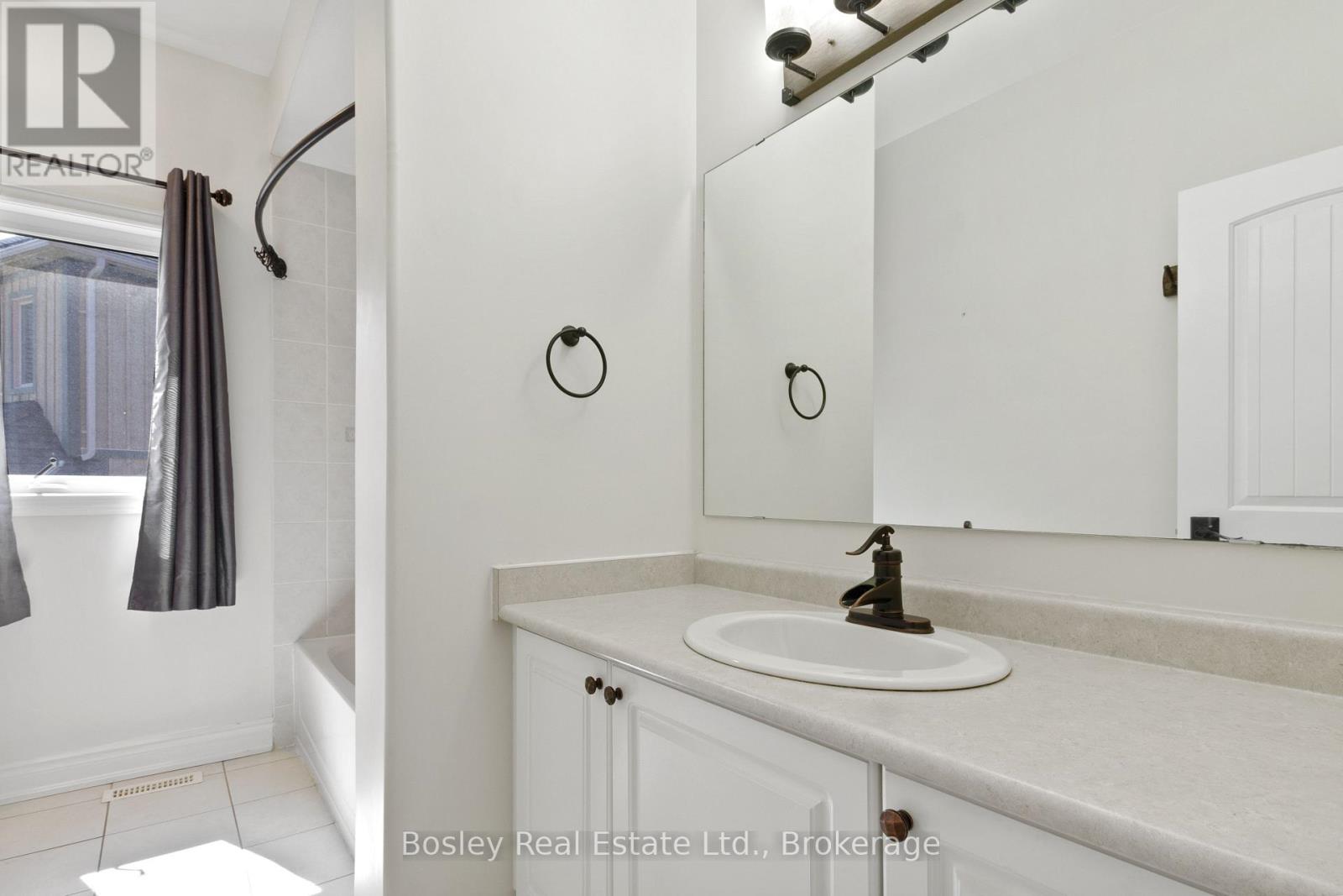 Upper - 13 Cooper Street, Collingwood, Ontario  L9Y 0W8 - Photo 12 - S12829988