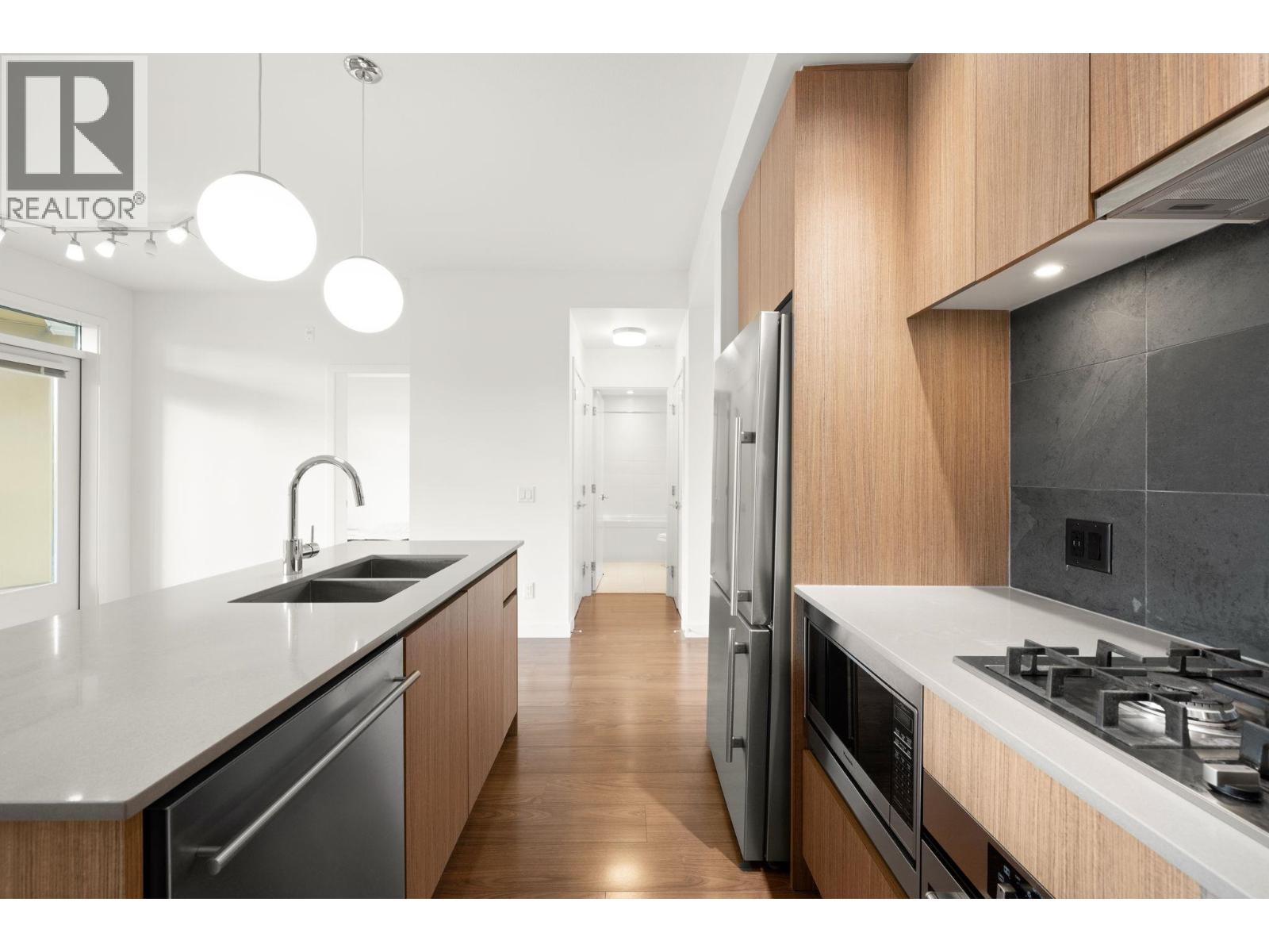 320 516 Foster Avenue, Coquitlam, British Columbia  V3J 0H8 - Photo 3 - R3093538