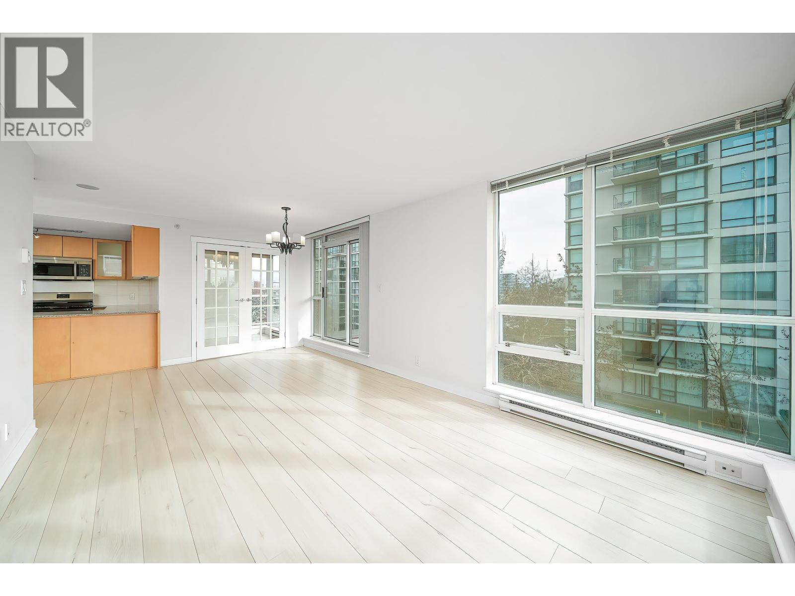 Listing Picture 4 of 37 : 806 7555 ALDERBRIDGE WAY, Richmond / 烈治文 - 魯藝地產 Yvonne Lu Group - MLS Medallion Club Member