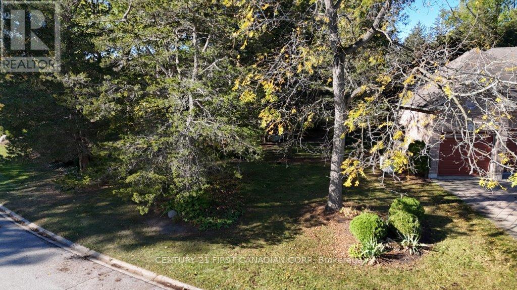 10137 Merrywood Drive, Lambton Shores, Ontario  N0M 1T0 - Photo 2 - X12830072